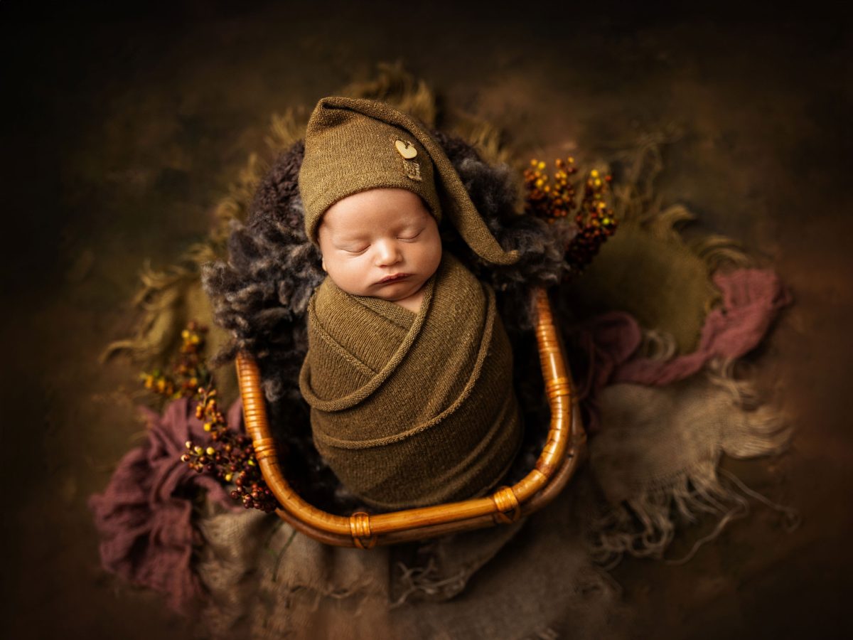 Expert infant photographer providing bespoke sessions near North Holmwood. Award-winning newborn portraits by Baby Shoots Photography.