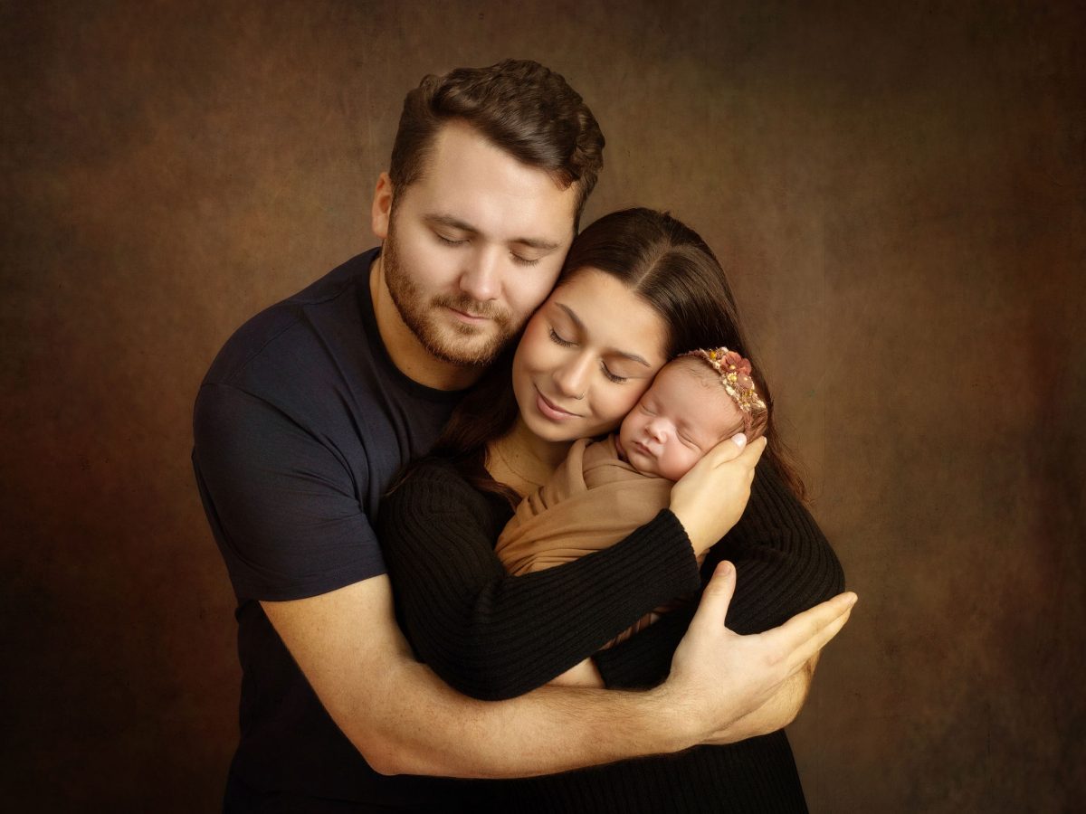 Newborn photoshoots with parents from newborn photography specialists serving the Oxted district.